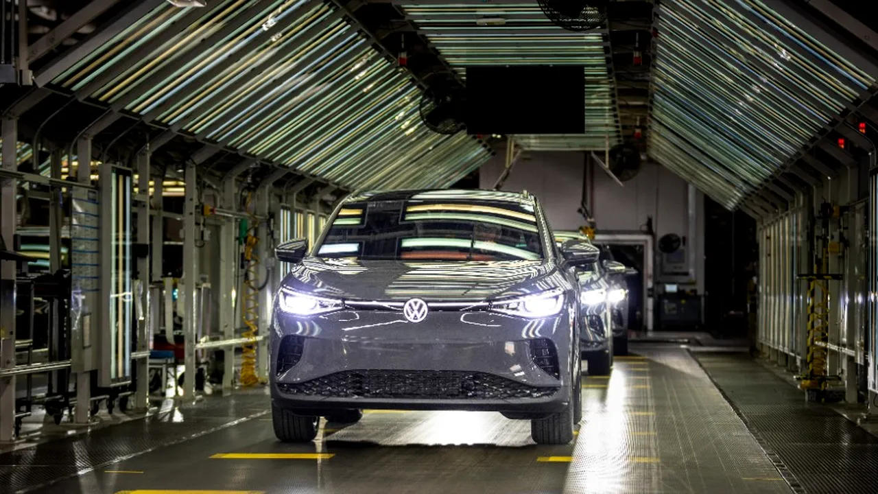 Volkswagen suspendă producţia a două modele electrice din cauza cererii slabe