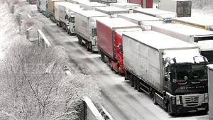 Europa sub zăpadă: Aeroporturi închise, trenuri oprite şi maşini blocate