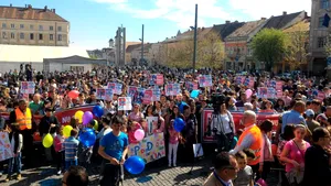 Peste 3.000 de persoane la un miting de susţinere a familiei Bodnariu