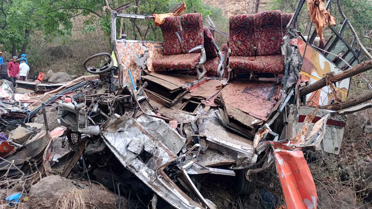 Un autobuz cu muzicieni s-a prăbuşit în vestul Indiei. 13 persoane au murit, 29 au fost rănite