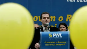 FOCUS: Liberalii au sărbătorit rezultatul alegerilor, la sediul central, ciocnind o cupă de şampanie