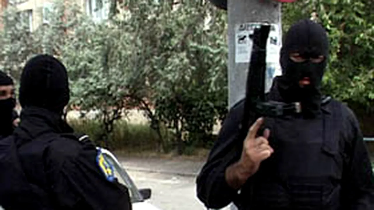 Membrii unui presupus grup criminal au fost capturaţi de poliţişti şi procurori