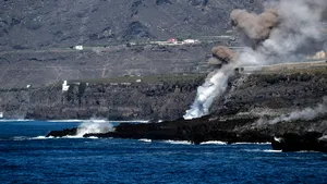 Locuitorii de pe insula spaniolă La Palma sunt sfătuiţi să poarte măşti pentru prima dată de la începutul erupţiei. Trei oraşe au interzis deplasările