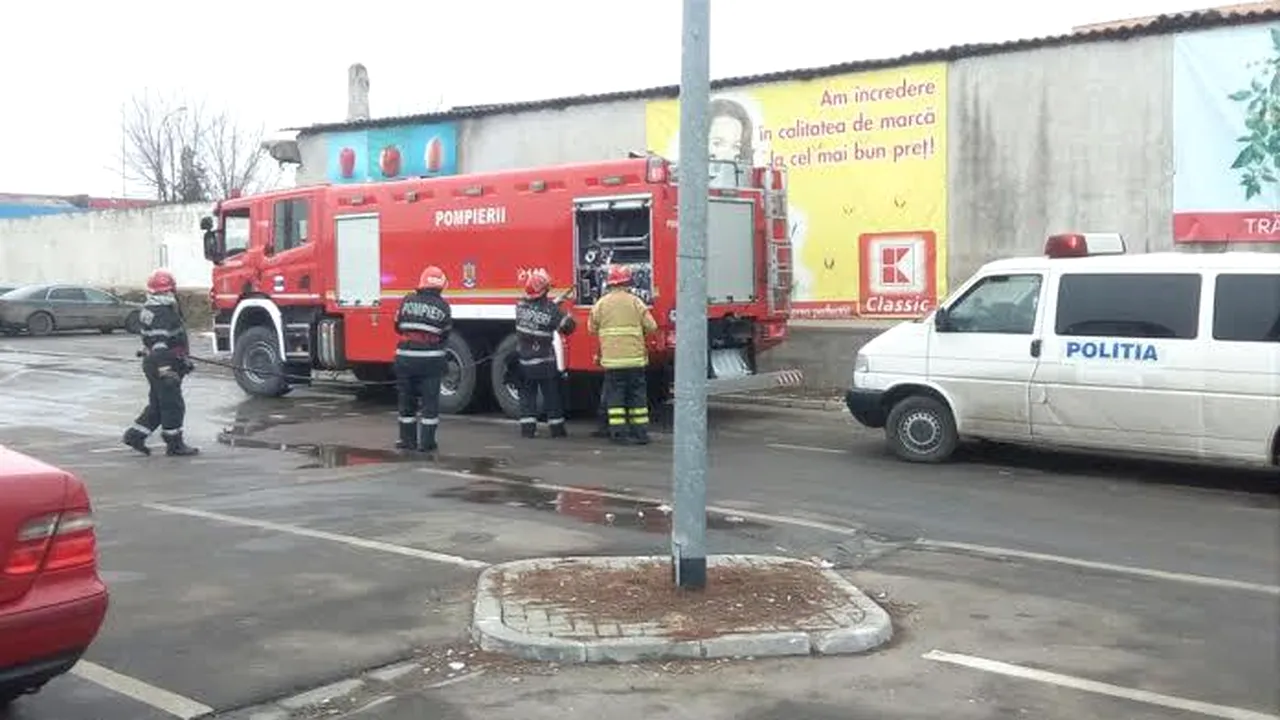 GALERIE FOTO Alertă cu bombă în parcarea unui magazin 