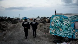 Human Rights Watch: Poliţia franceză foloseşte forţa excesivă asupra imigranţilor din Calais. Uneori le contaminează mâncarea sau apa
