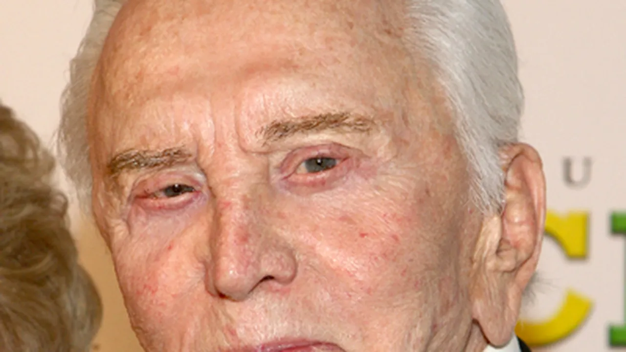 Kirk Douglas şi-a fracturat un picior