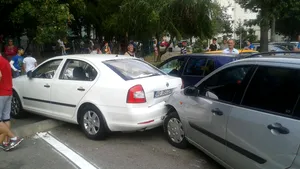 Un agent de la Poliţia Locală Piteşti, cercetat după ce, băut fiind, a avariat o maşină - FOTO