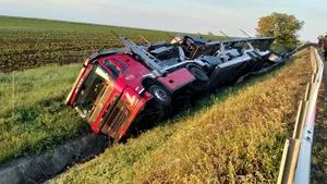 Arad: Un tir care transporta autoturisme s-a răsturnat. Se circulă restricționat pe A1