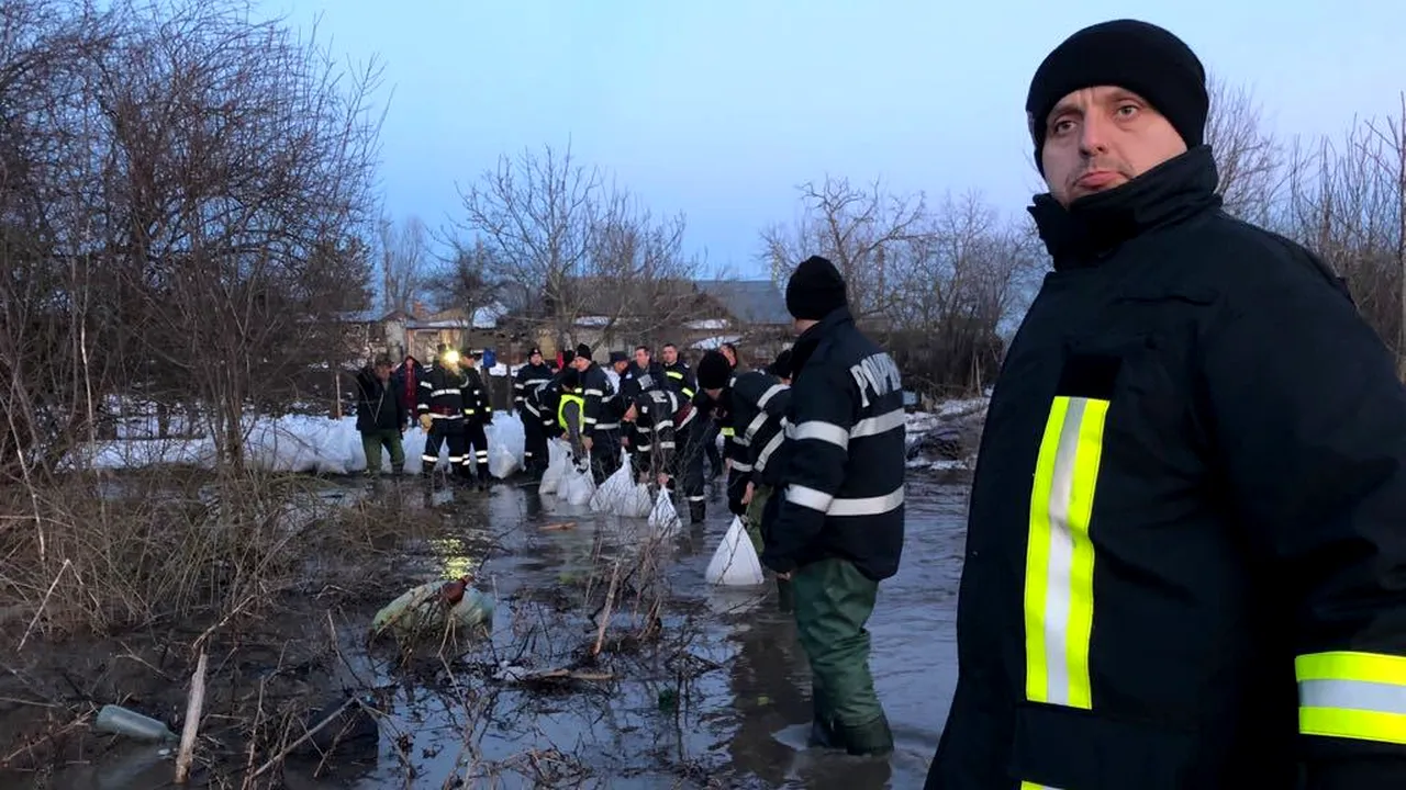  Şapte adulţi şi un copil, surprinşi de ape pe o insulă formată între Şercaia şi Mândra