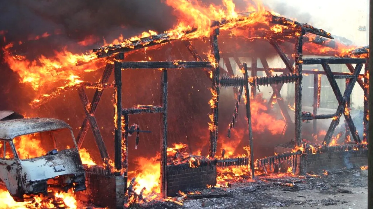 Incendiu uriaș într-un bloc din China. Cel puțin 12 persoane au murit