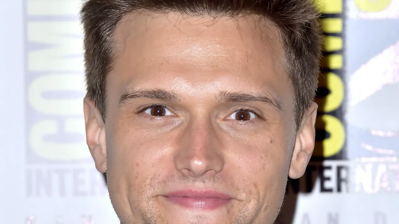 Un actor de la Hollywood a fost eliminat din producţia unui serial îndrăgit în urma remarcilor rasiste făcute pe Twitter