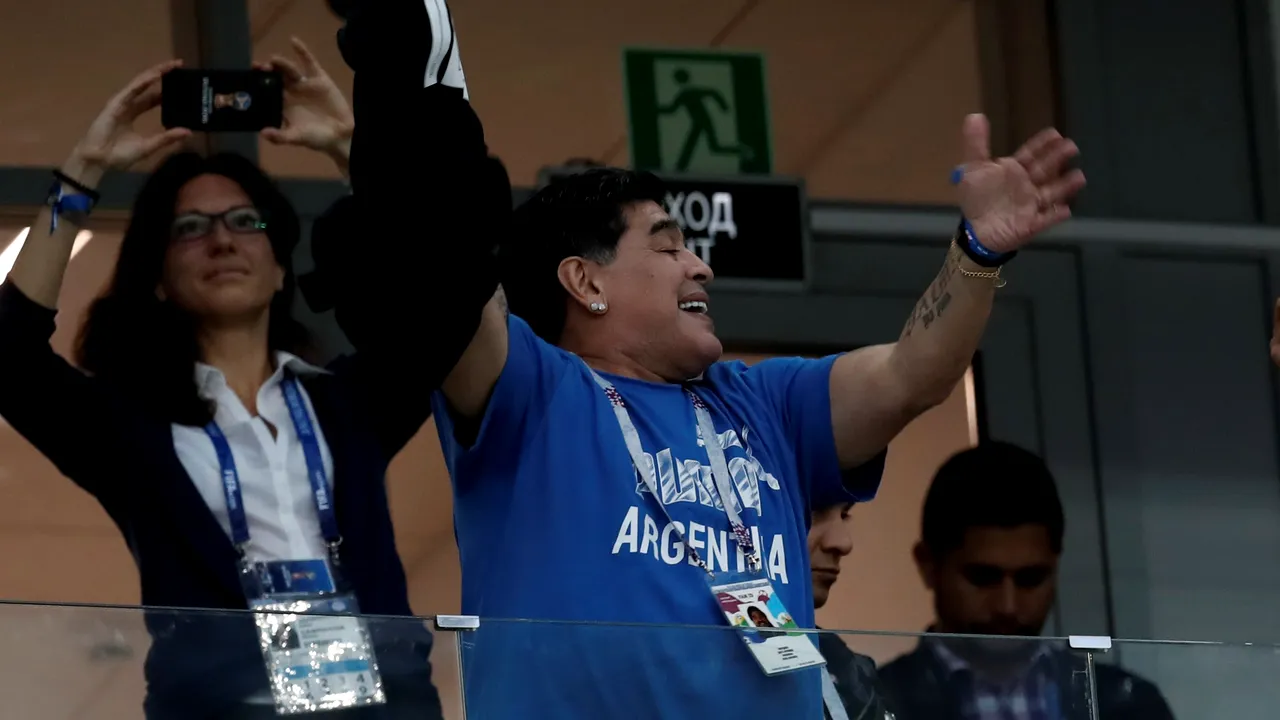 CM 2018 | Diego Maradona, luat pe braţe din tribune şi dus la spital după victoria care a calificat Argentina în optimile Mondialului