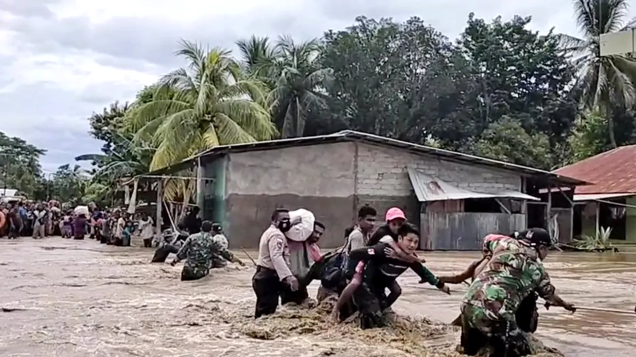 Cel puţin 55 de persoane au murit şi alte mii au fost evacuate în urma unor inundaţii masive în Indonezia