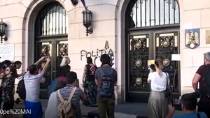 VIDEO Protestatarii au scris pe sediul MAI: Poliţia Ucide