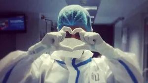 Mărturie emoţionantă a unui student voluntar într-un spital COVID: Când se va termina, voi fi mândru