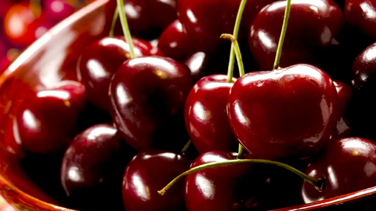 Luna iunie este sezonul cireşelor, perioada optimă pentru a începe lupta împotriva kilogramelor în plus