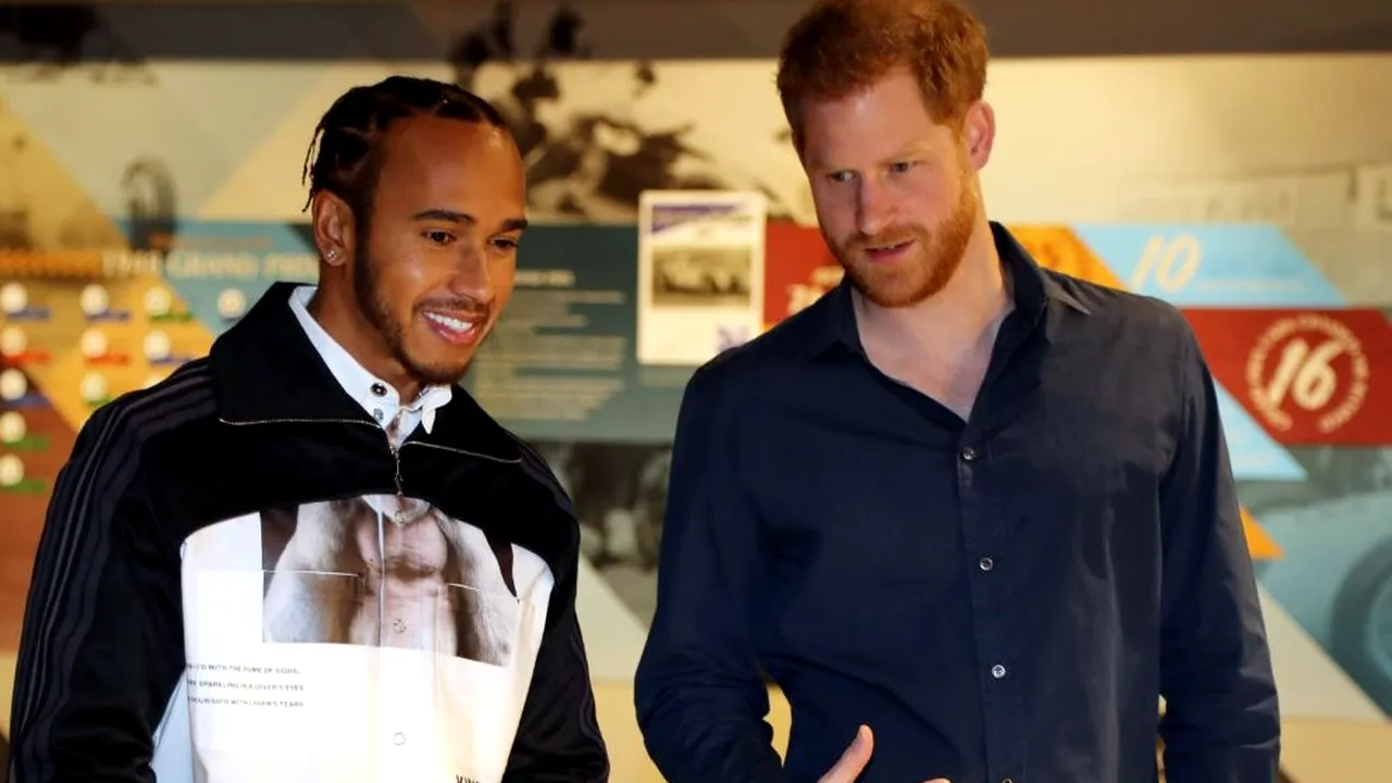 FOTO: Lewis Hamilton şi prinţul Harry au inaugurat un muzeu la circuitul de la Silverstone