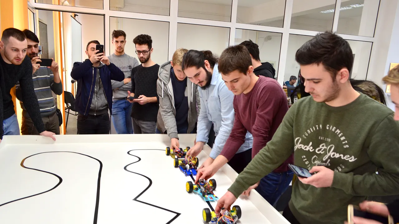 Curse cu roboţi în loc de examen pentru studenţii de la Robotică din Iaşi | FOTO
