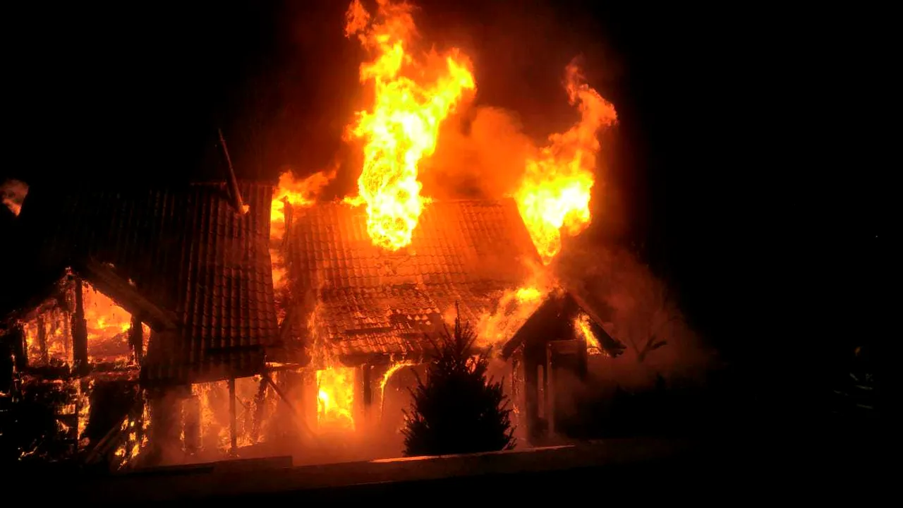 INCENDIU puternic la o cabană din Bran. Trei persoane au ieşit singure | FOTO