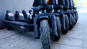 Studiu: Utilizatorii trotinetelor electrice au un risc de trei ori mai mare de traumatisme craniene decât motocicliștii