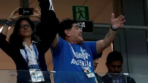 CM 2018 | Diego Maradona, luat pe braţe din tribune şi dus la spital după victoria care a calificat Argentina în optimile Mondialului