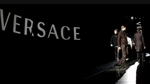 Versace va concedia aproximativ un sfert din angajaţi