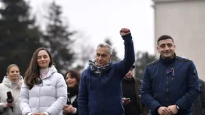 Protest AUR în Capitală: câteva zeci de mii de manifestanţi / Călin Georgescu, George Simion şi Anamaria Gavrilă au vorbit pe scenă / Mai multe persoane găsite cu obiecte contondente asupra lor