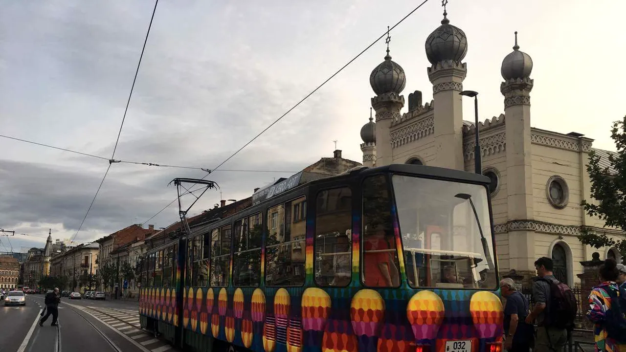 GALERIE FOTO | Un tramvai vechi pictat de un artist local, pus în circulaţie la Cluj-Napoca