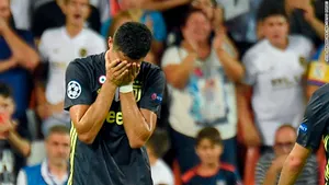 Ronaldo a plâns de nervi şi s-a certat cu arbitrul când a văzut ca a primit cartonaşul roşu. Fotbalistul a fost sfătuit să conteste eliminarea