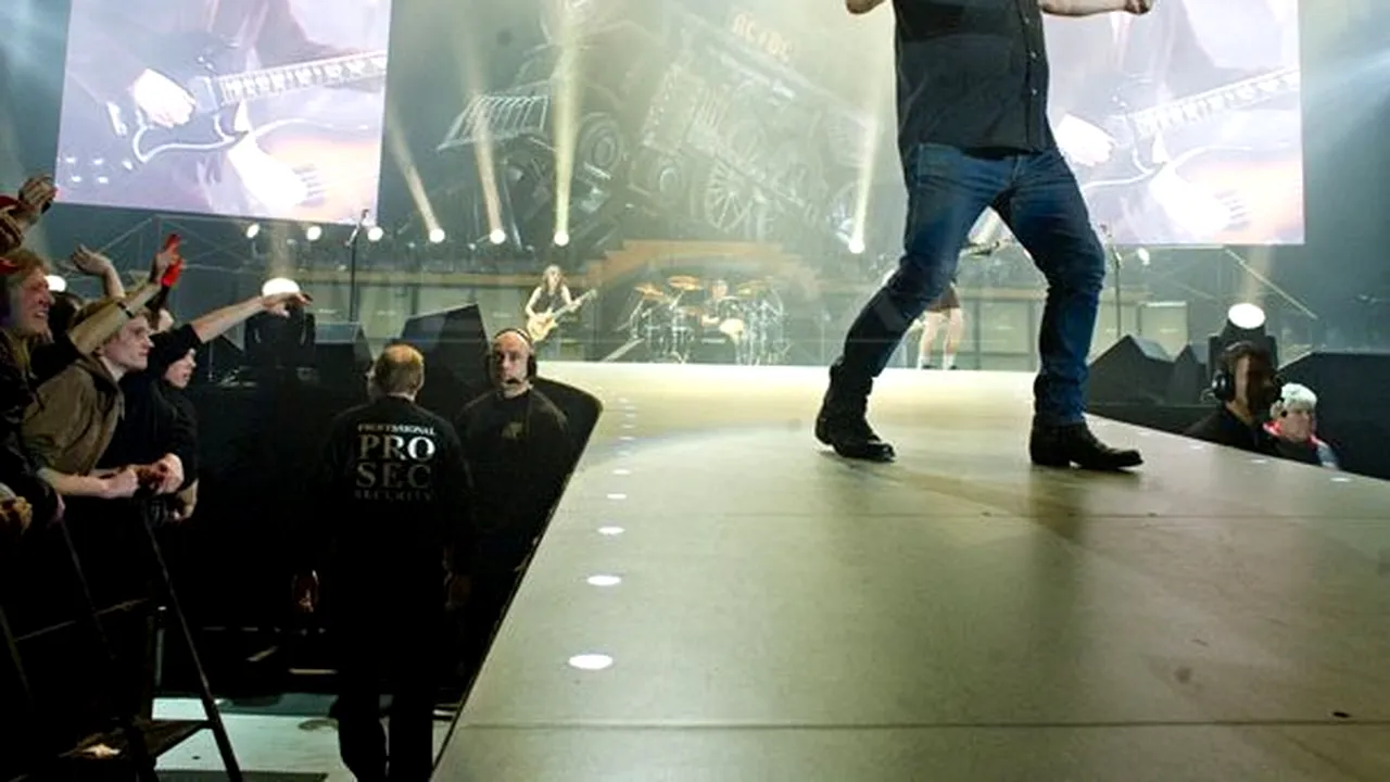 Angajaţi AVAS au solicitat adeverinţe pentru a obţine reducere de 25% la concertul AC/DC