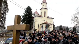 Peste 300 de persoane, la un marş de protest faţă de amenajarea unui crematoriu uman la Cluj-Napoca
