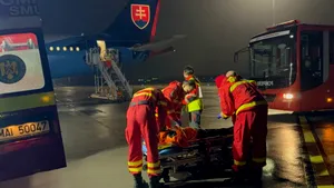 Opt pacienți palestinieni din Fâșia Gaza, aduși în România