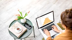 Angajaţii care lucrează de acasă, fotografiaţi la fiecare 5 minute de angajatori pentru a se asigura că aceştia lucrează cu adevărat