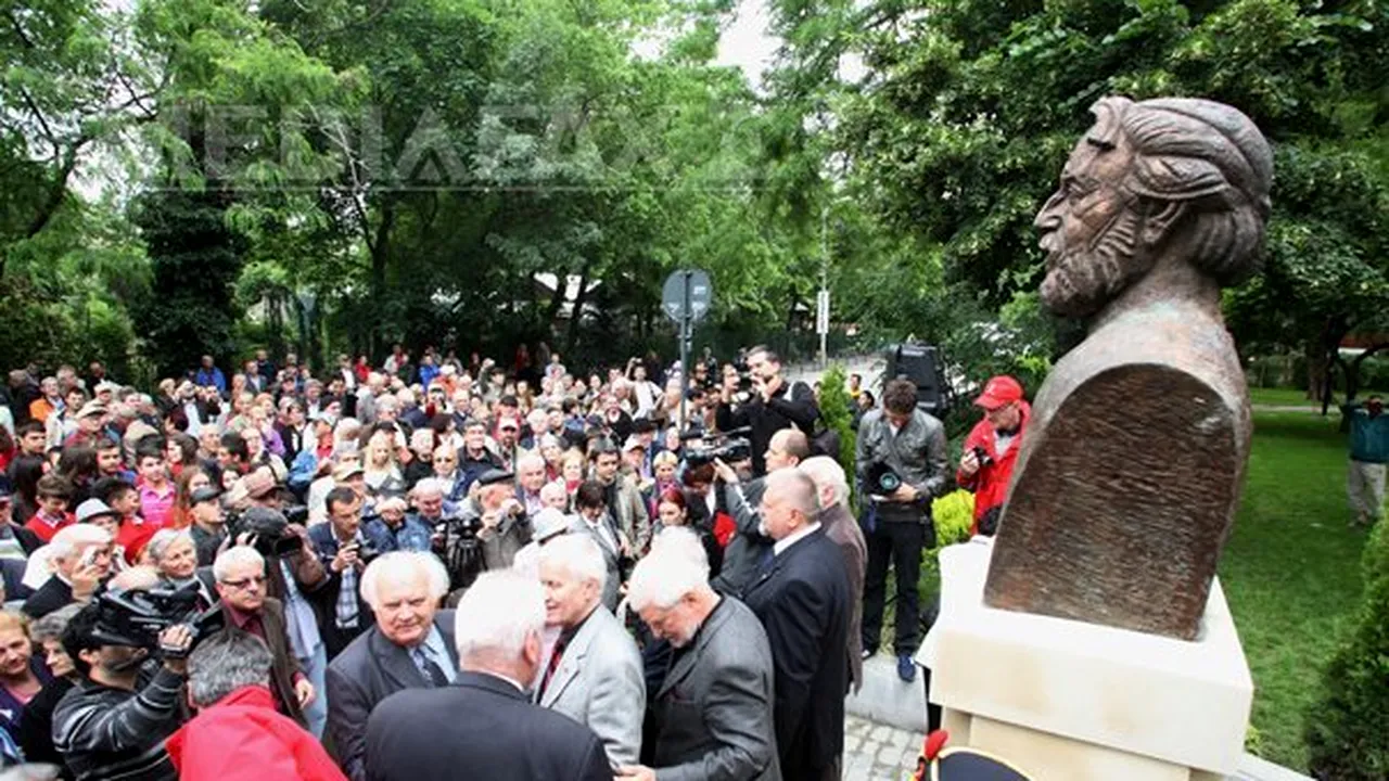 Bustul lui Adrian Păunescu, dezvelit în prezenţa câtorva zeci de admiratori şi a unui protestatar