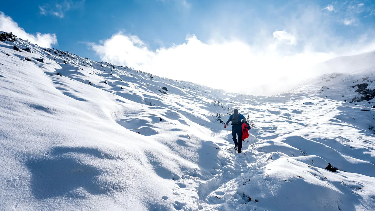Strat de zăpadă de 50 cm în Munţii Făgăraş. Risc de avalanşă de gradul 4 