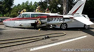 Un avion a aterizat de urgenţă pe o autostradă din California