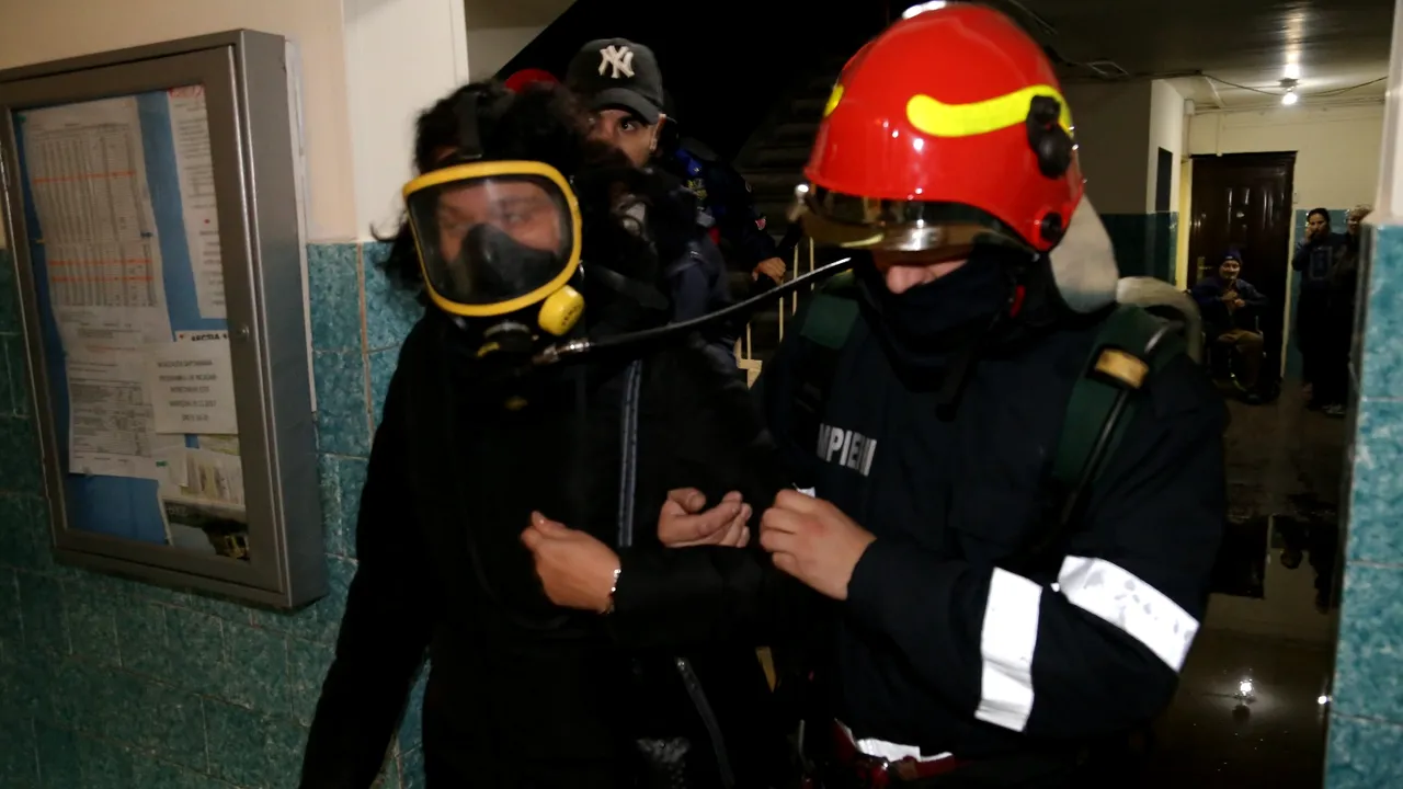 Incendiu de amploare într-un apartament dintr-un bloc din Capitală. 50 de oameni, dintre care 10 copii, au fost evacuaţi - FOTO