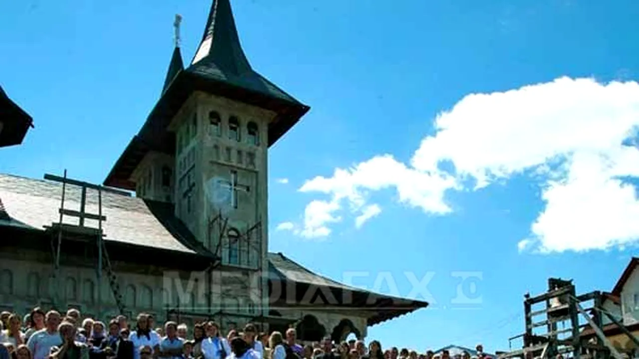Peste 10.000 de pelerini, la Mănăstirea Prislop. Printre ei, Gigi Becali: Voi ridica aici o biserică