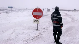 În judeţul Buzău şapte drumuri sunt încă blocate de zăpadă