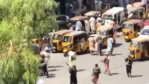 VIDEO Imagini şocante cu afgani alungaţi de focuri de armă. Două persoane au fost ucise pentru că au dat jos un steag al talibanilor