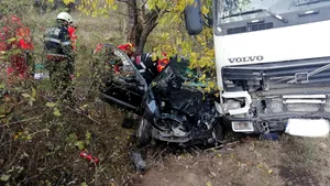 FOTO | Accident în Caraş-Severin: Trei persoane au fost rănite, după ce o maşină şi un camion s-au ciocnit