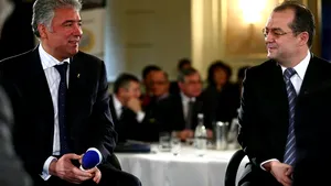 Liderii PD-L au făcut bancuri ca să alunge ninsoarea din Poiana Braşov: Ştiţi cine e Partidul Alba ca Zăpada?