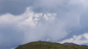 ALERTĂ ANM: Cod portocaliu  de ploi torenţiale, vânt, vijelii şi grindină în 11 judeţe/ Capitala şi  alte 20 judeţe, sub avertizare de cod galben / Tornadă pe Platoul Bucegilor  FOTO