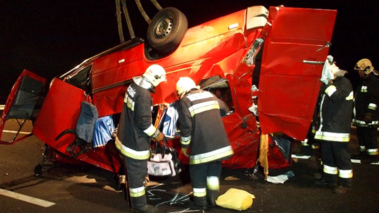 Imagini de la accidentul în care au murit 14 români. Poliţia Argeş spune că microbuzul era de 9 locuri cu tot cu şofer