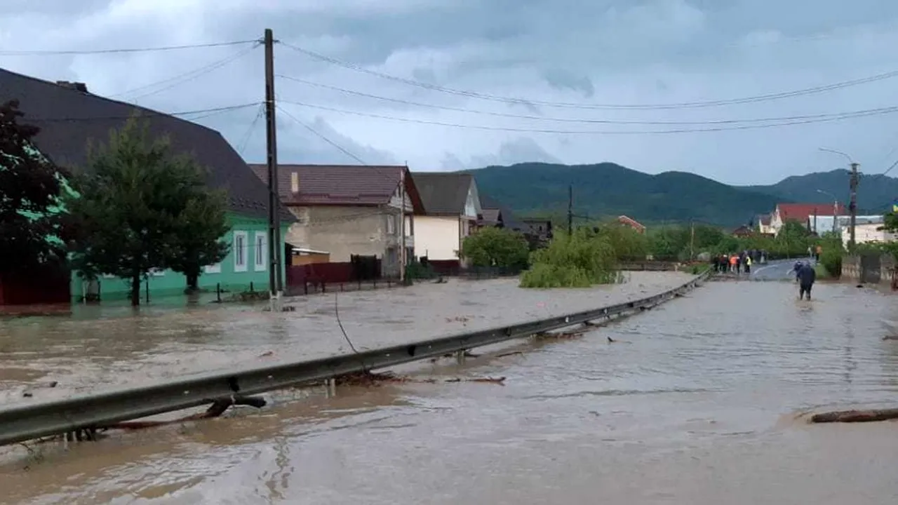 Zeci de case inundate în Bistriţa-Năsăud şi peste 30 de persoane evacuate din calea apelor