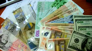 Euro şi yenul iau treptat locul dolarului ca valute de rezervă