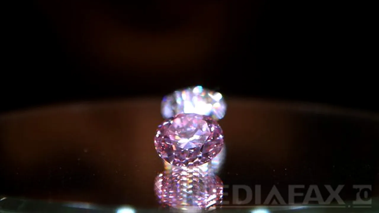 Un diamant roz foarte rar, evaluat la 8-12 milioane de dolari, va fi scos la licitaţie la Hong Kong