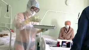 Solidaritate în bikini. Imaginea asistentei în costum transparent a stârnit o nouă modă în Rusia: FOTO