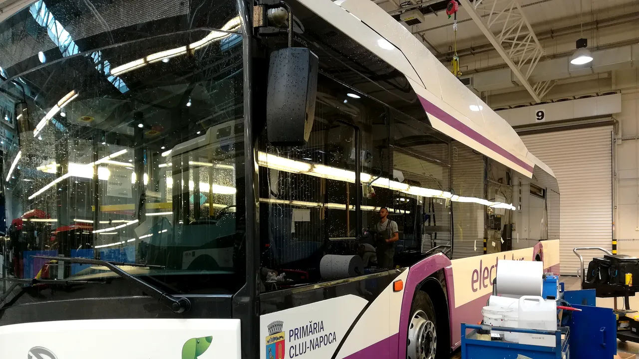 Cum arată primele autobuze electrice care vor circula în România. Vehiculele sunt produse în fabrica Solaris din Polonia - FOTO