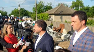 Zeci de comisari ai Gărzii de Mediu şi peste 200 de poliţişti şi jandarmi, descinderi la firme care depozitează şi ard ilegal deşeuri în Săruleşti, Călăraşi